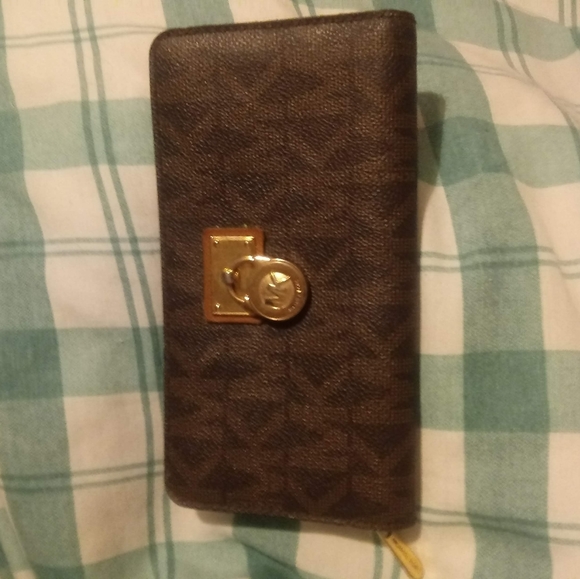 Michael Kors zippered ladies wallet - Picture 3 of 7